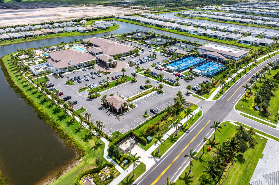 Под контрактом: $2,250,000 (4 спален, 4 ванн, 3170 Квадратных фут)