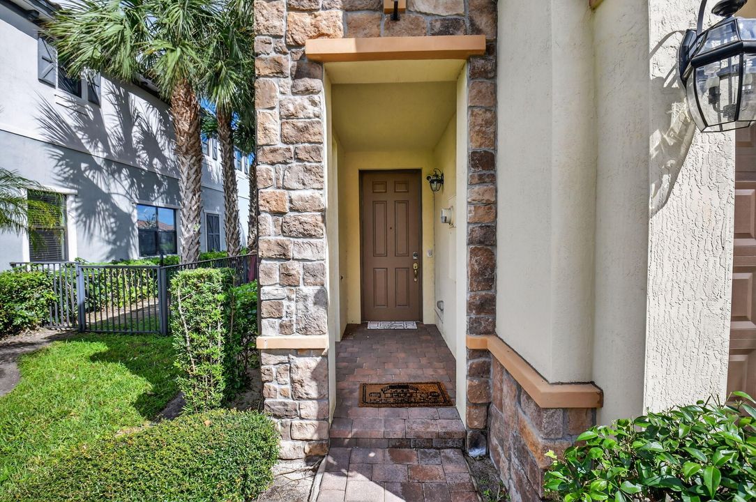 Active With Contract: $599,900 (4 beds, 3 baths, 2008 Square Feet)