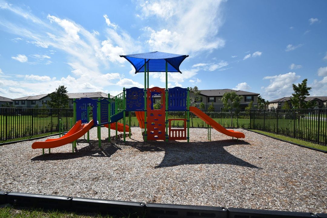 Active With Contract: $599,900 (4 beds, 3 baths, 2008 Square Feet)