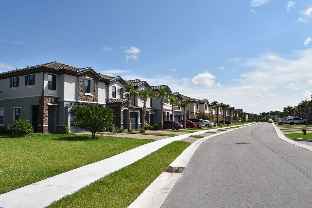 Active With Contract: $599,900 (4 beds, 3 baths, 2008 Square Feet)