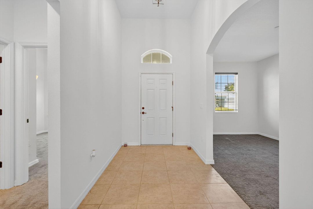 合同活跃: $2,800 (5 贝兹, 3 浴室, 2427 平方英尺)