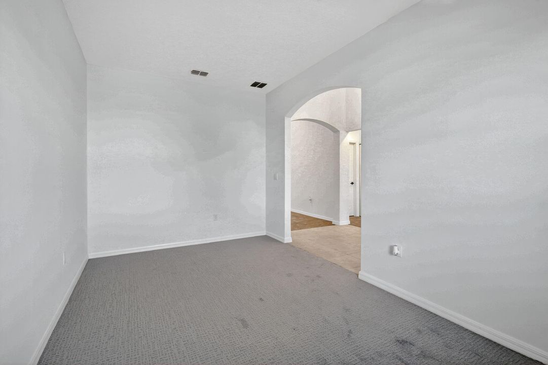 合同活跃: $2,800 (5 贝兹, 3 浴室, 2427 平方英尺)