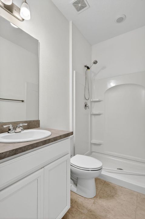 合同活跃: $2,800 (5 贝兹, 3 浴室, 2427 平方英尺)