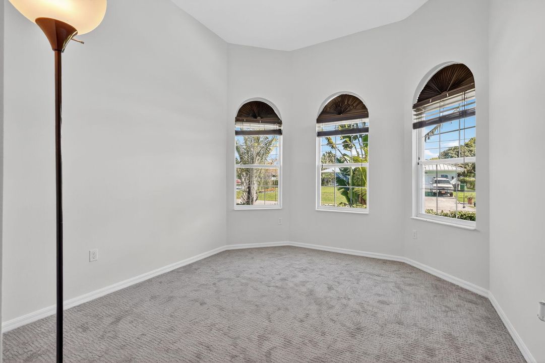 合同活跃: $2,800 (5 贝兹, 3 浴室, 2427 平方英尺)