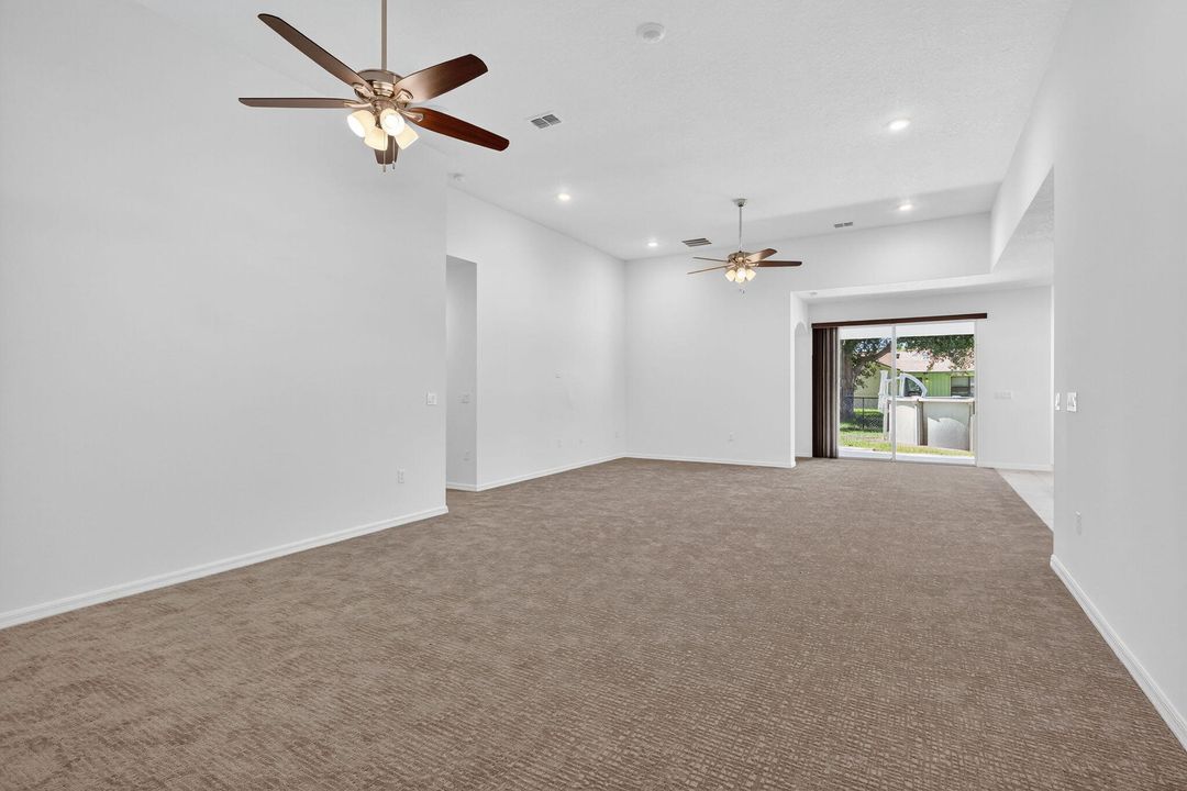 合同活跃: $2,800 (5 贝兹, 3 浴室, 2427 平方英尺)