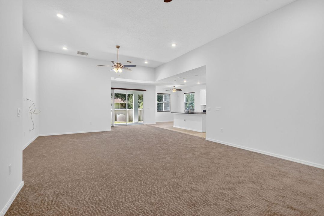 合同活跃: $2,800 (5 贝兹, 3 浴室, 2427 平方英尺)