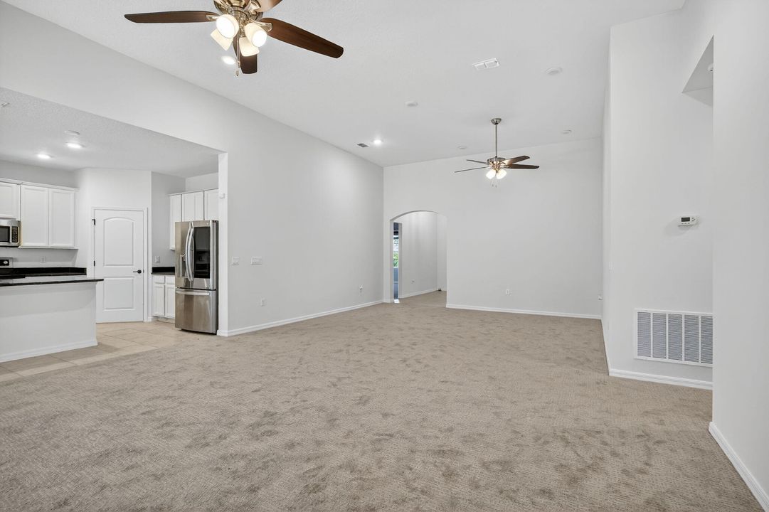 合同活跃: $2,800 (5 贝兹, 3 浴室, 2427 平方英尺)