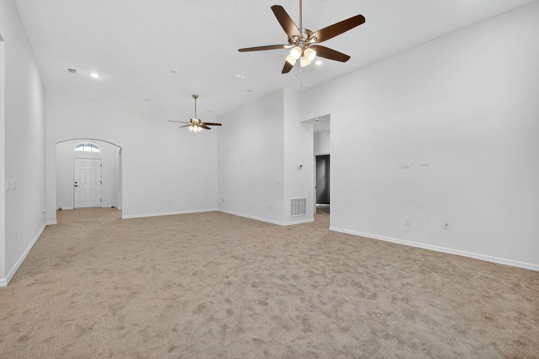 合同活跃: $2,800 (5 贝兹, 3 浴室, 2427 平方英尺)