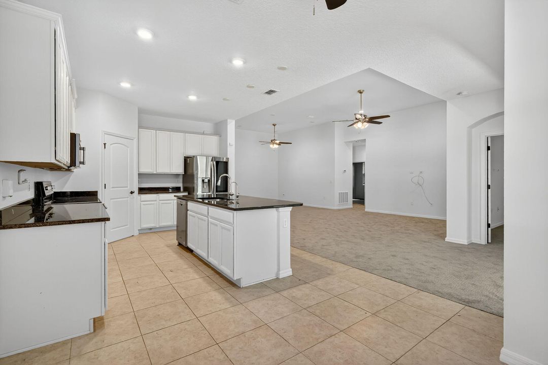 合同活跃: $2,800 (5 贝兹, 3 浴室, 2427 平方英尺)