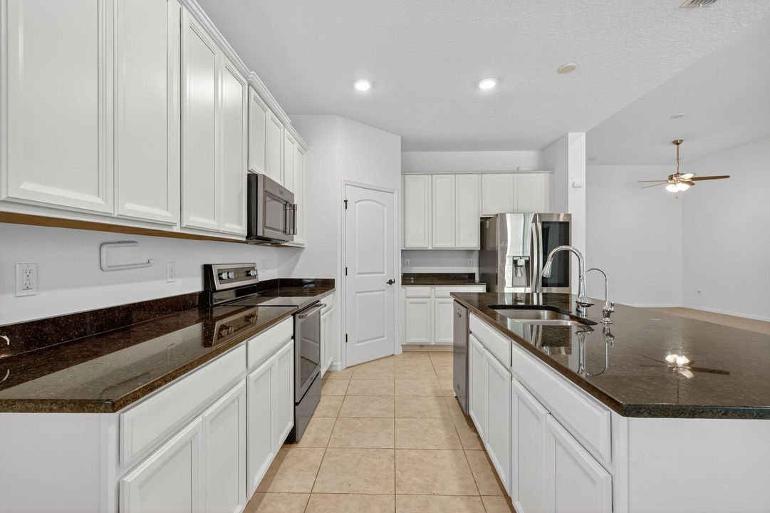 合同活跃: $2,800 (5 贝兹, 3 浴室, 2427 平方英尺)