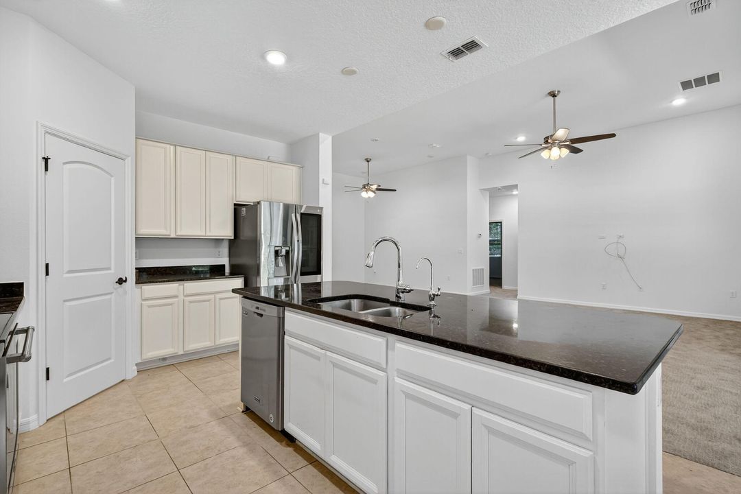 合同活跃: $2,800 (5 贝兹, 3 浴室, 2427 平方英尺)