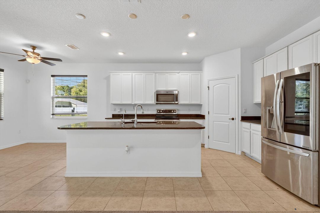 合同活跃: $2,800 (5 贝兹, 3 浴室, 2427 平方英尺)