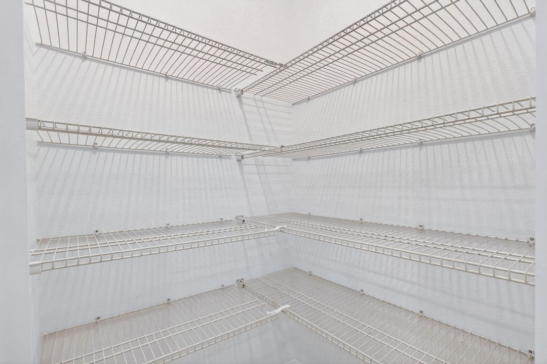 合同活跃: $2,800 (5 贝兹, 3 浴室, 2427 平方英尺)