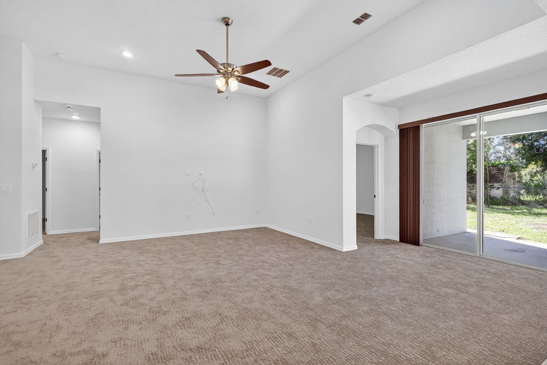 合同活跃: $2,800 (5 贝兹, 3 浴室, 2427 平方英尺)