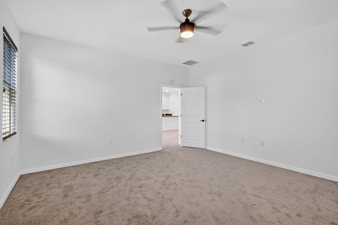 合同活跃: $2,800 (5 贝兹, 3 浴室, 2427 平方英尺)