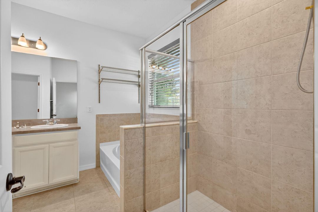 合同活跃: $2,800 (5 贝兹, 3 浴室, 2427 平方英尺)