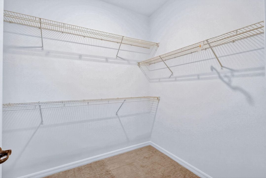 合同活跃: $2,800 (5 贝兹, 3 浴室, 2427 平方英尺)