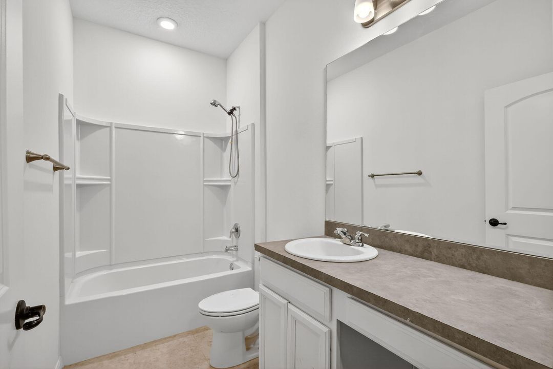 合同活跃: $2,800 (5 贝兹, 3 浴室, 2427 平方英尺)