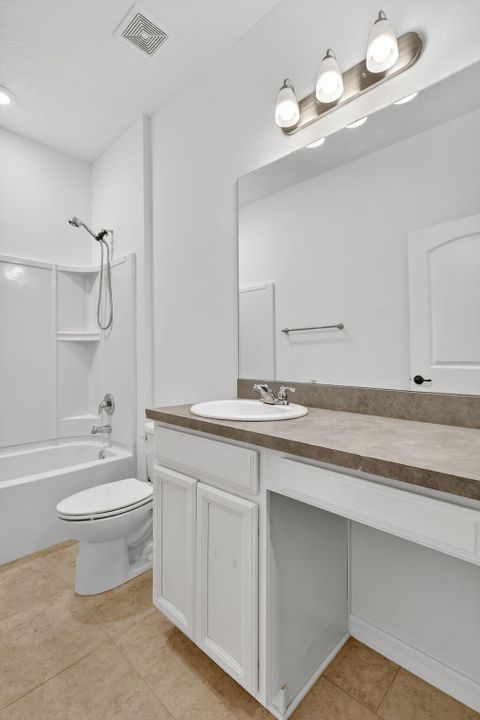 合同活跃: $2,800 (5 贝兹, 3 浴室, 2427 平方英尺)