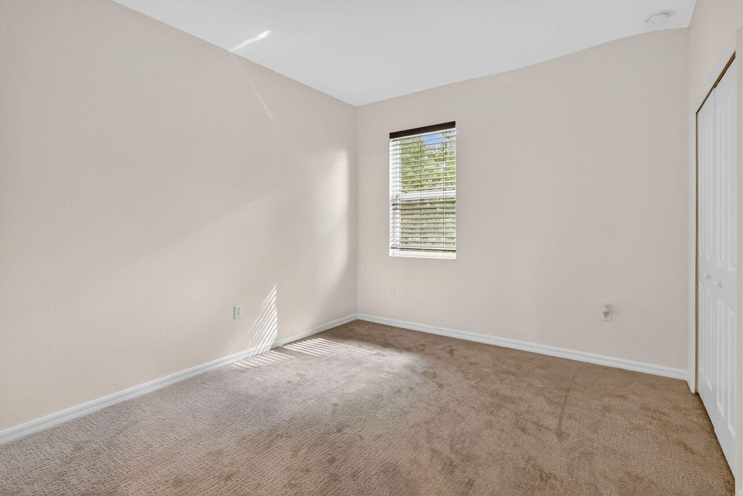 合同活跃: $2,800 (5 贝兹, 3 浴室, 2427 平方英尺)