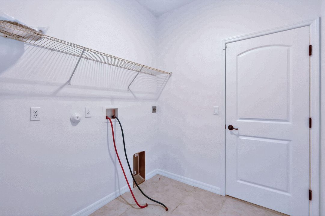 合同活跃: $2,800 (5 贝兹, 3 浴室, 2427 平方英尺)