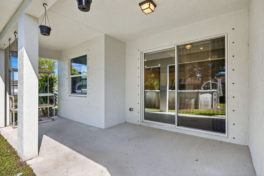 合同活跃: $2,800 (5 贝兹, 3 浴室, 2427 平方英尺)