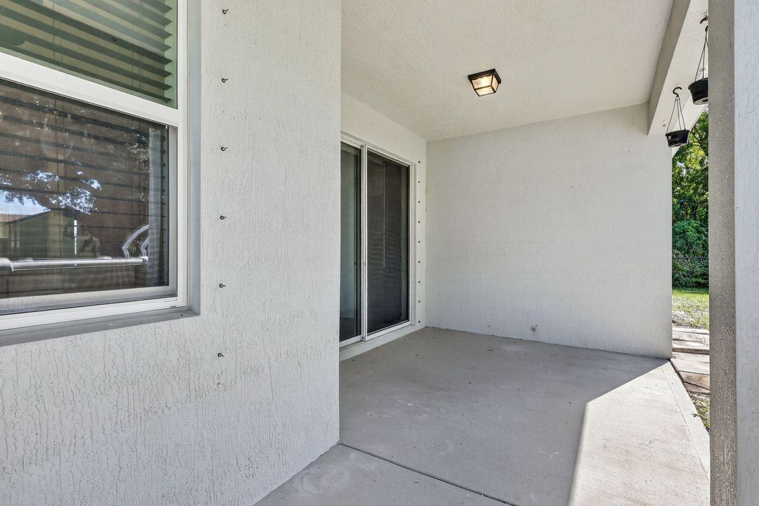 合同活跃: $2,800 (5 贝兹, 3 浴室, 2427 平方英尺)