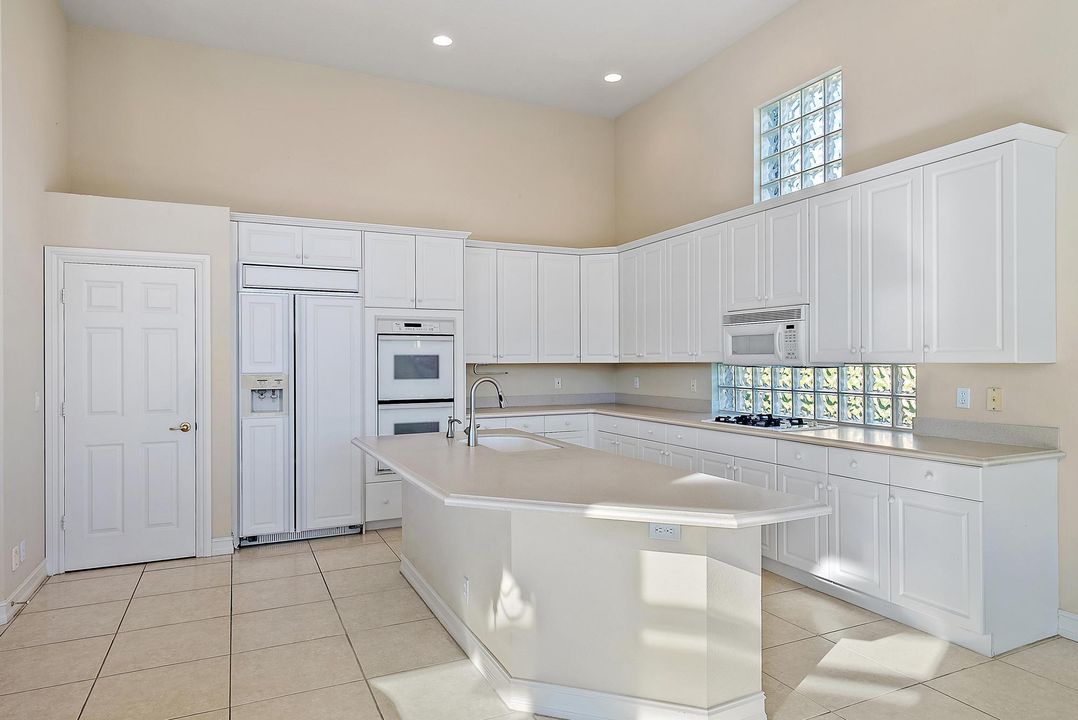 Под контрактом: $1,395,000 (3 спален, 3 ванн, 2853 Квадратных фут)