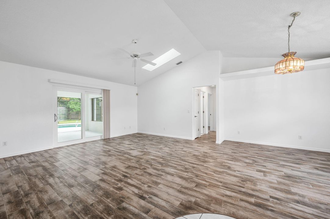 Activo con contrato: $374,900 (3 camas, 2 baños, 1637 Pies cuadrados)