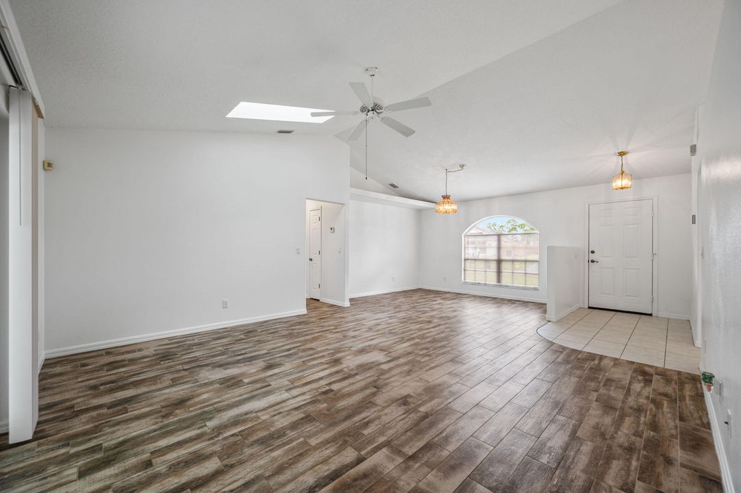 Activo con contrato: $374,900 (3 camas, 2 baños, 1637 Pies cuadrados)