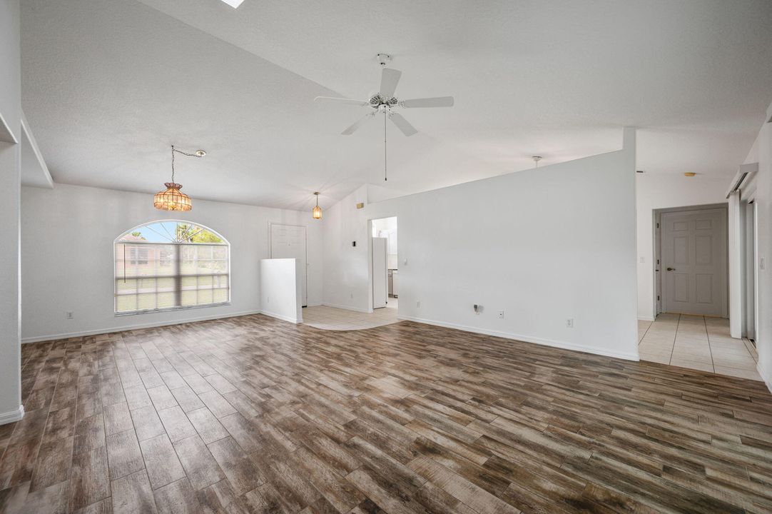 Activo con contrato: $374,900 (3 camas, 2 baños, 1637 Pies cuadrados)