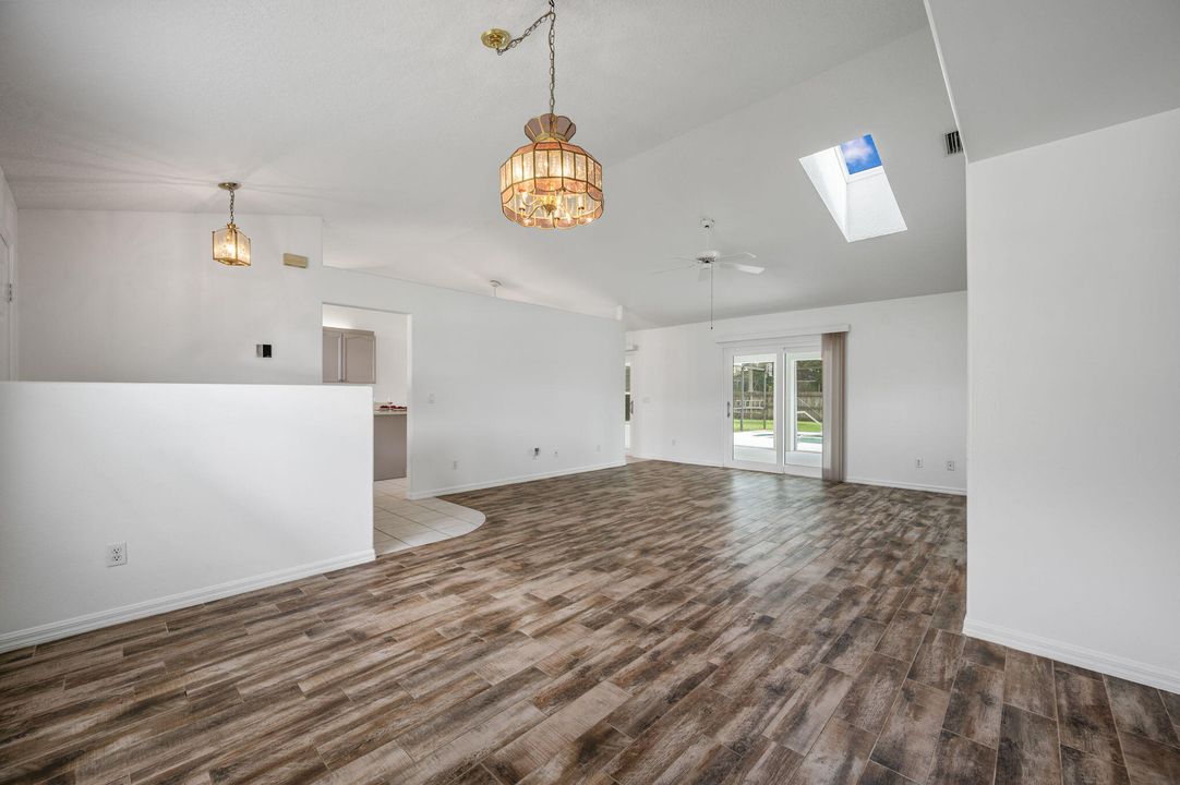 Activo con contrato: $374,900 (3 camas, 2 baños, 1637 Pies cuadrados)