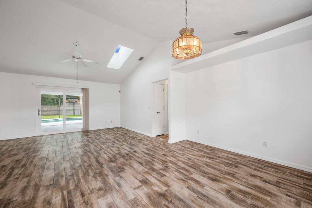 Activo con contrato: $374,900 (3 camas, 2 baños, 1637 Pies cuadrados)