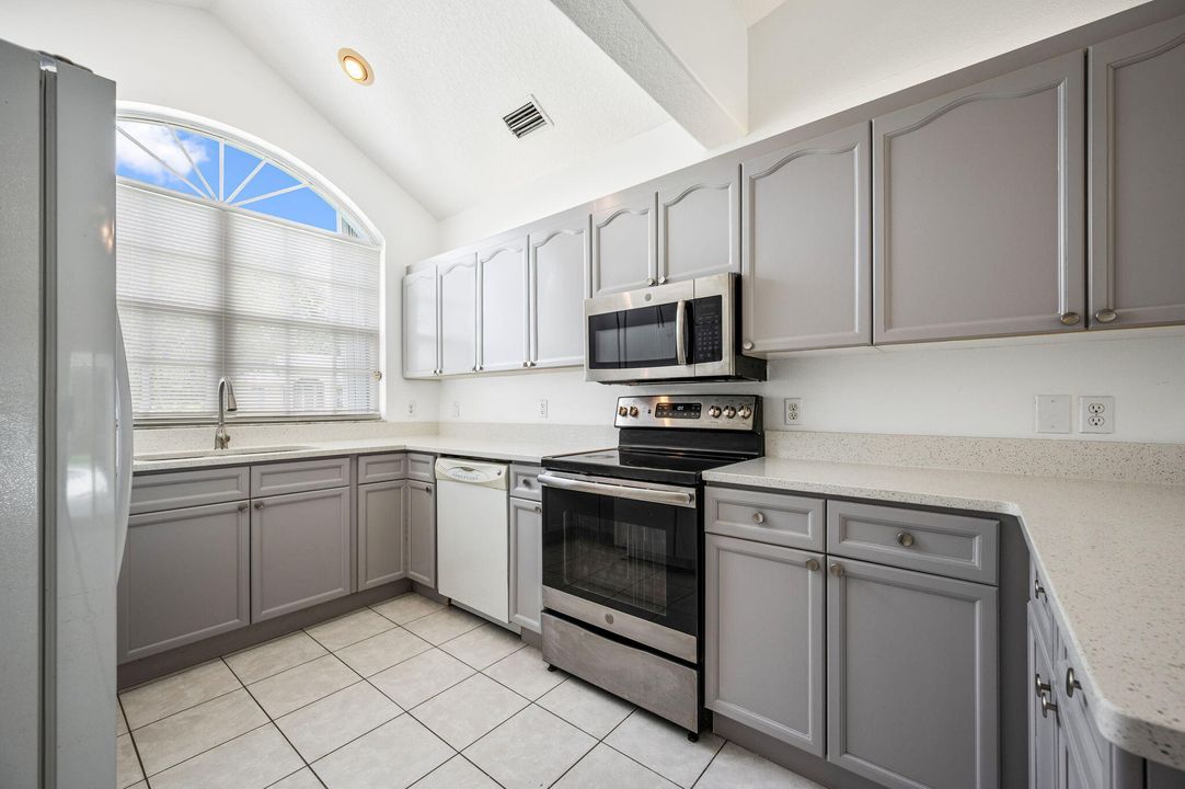 Activo con contrato: $374,900 (3 camas, 2 baños, 1637 Pies cuadrados)