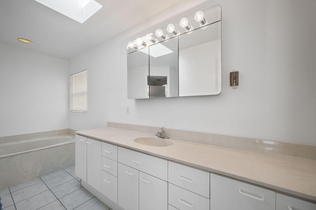 Activo con contrato: $374,900 (3 camas, 2 baños, 1637 Pies cuadrados)