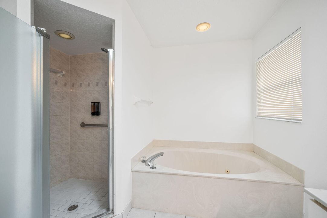 Activo con contrato: $374,900 (3 camas, 2 baños, 1637 Pies cuadrados)