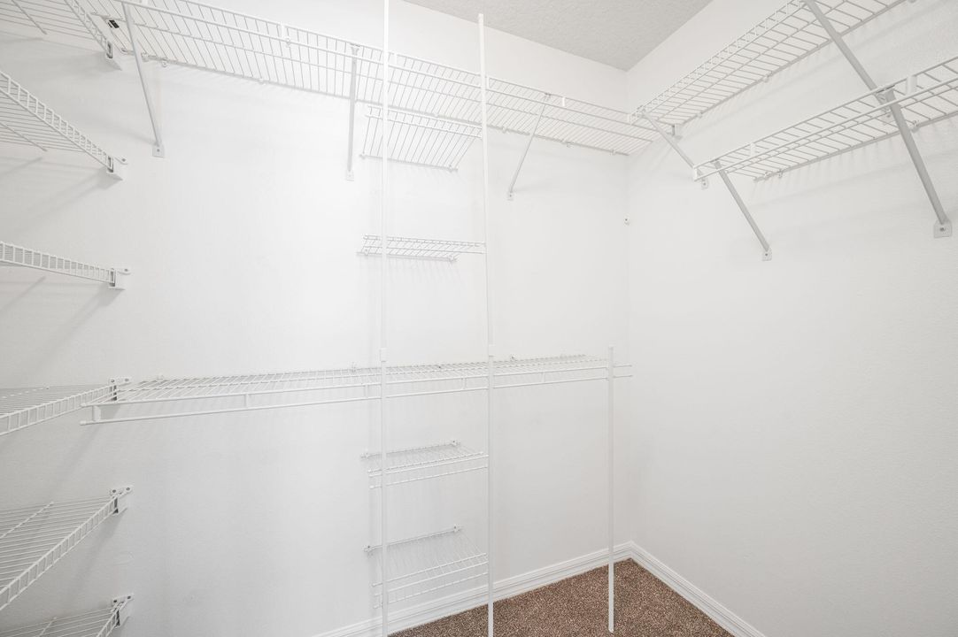 Activo con contrato: $374,900 (3 camas, 2 baños, 1637 Pies cuadrados)