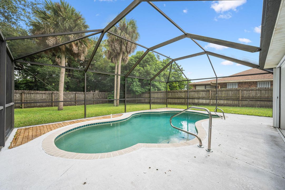 Activo con contrato: $374,900 (3 camas, 2 baños, 1637 Pies cuadrados)