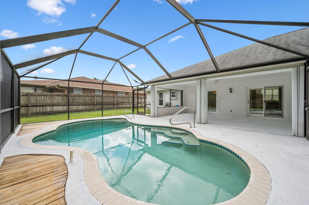 Activo con contrato: $374,900 (3 camas, 2 baños, 1637 Pies cuadrados)