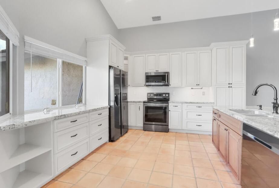 合同活跃: $4,250 (4 贝兹, 2 浴室, 1622 平方英尺)