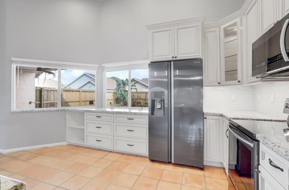 合同活跃: $4,250 (4 贝兹, 2 浴室, 1622 平方英尺)