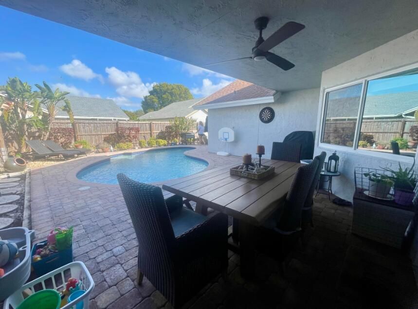 合同活跃: $4,250 (4 贝兹, 2 浴室, 1622 平方英尺)