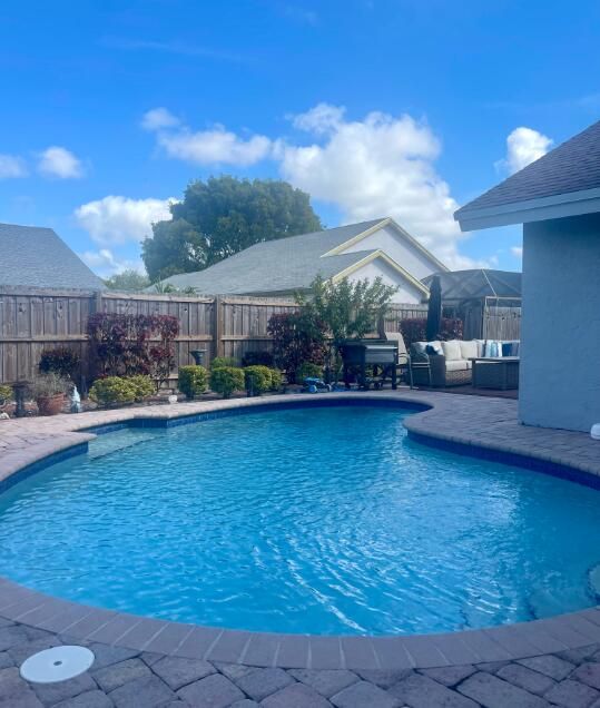 合同活跃: $4,250 (4 贝兹, 2 浴室, 1622 平方英尺)