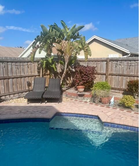 合同活跃: $4,250 (4 贝兹, 2 浴室, 1622 平方英尺)