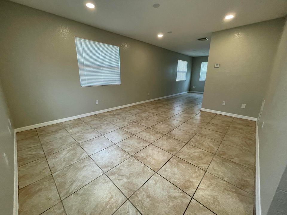 出租: $1,900 (4 贝兹, 2 浴室, 2700 平方英尺)