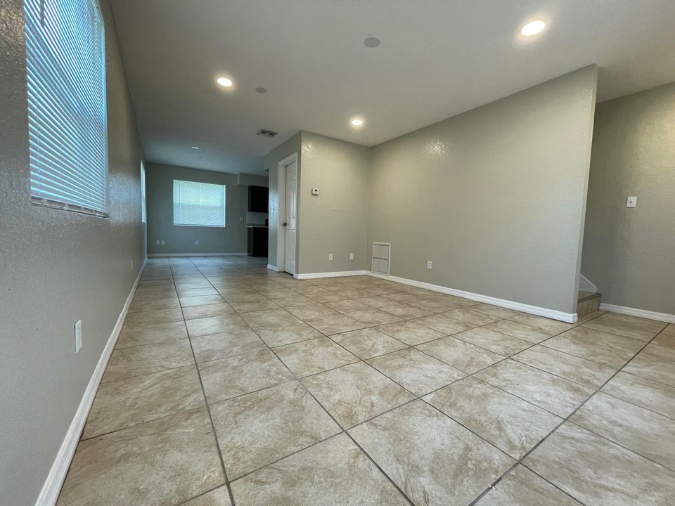 出租: $1,900 (4 贝兹, 2 浴室, 2700 平方英尺)