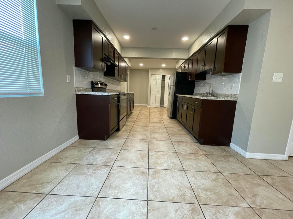 出租: $1,900 (4 贝兹, 2 浴室, 2700 平方英尺)