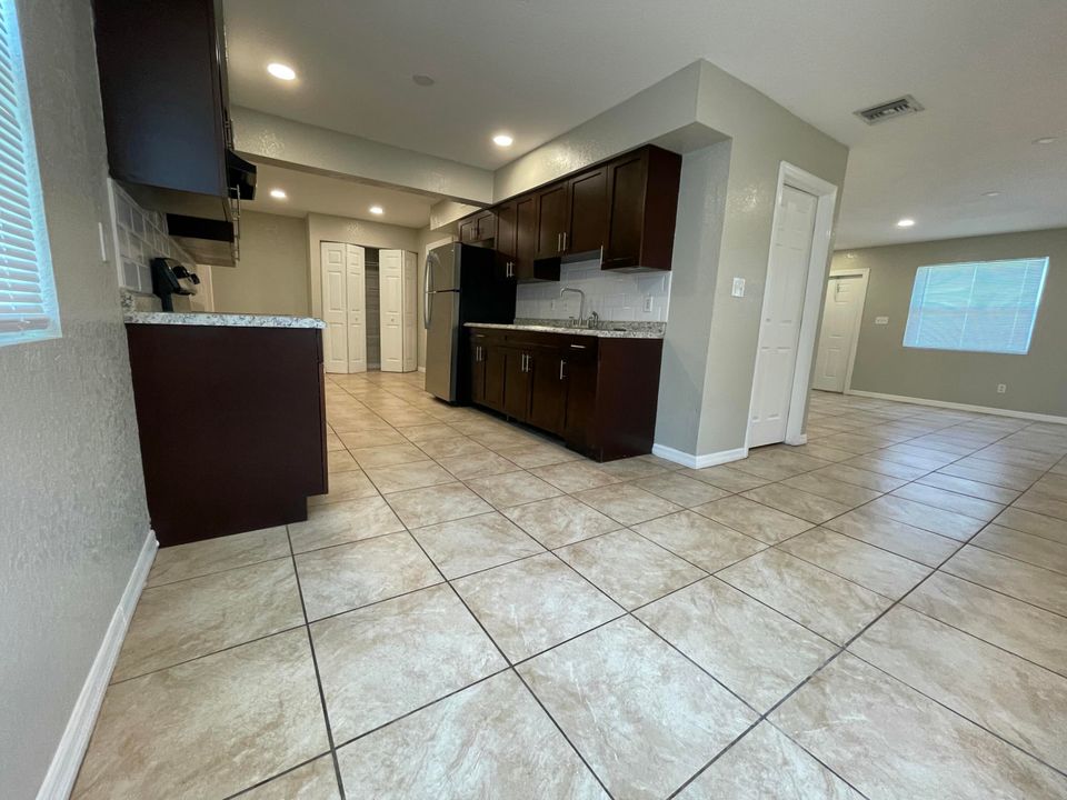 出租: $1,900 (4 贝兹, 2 浴室, 2700 平方英尺)