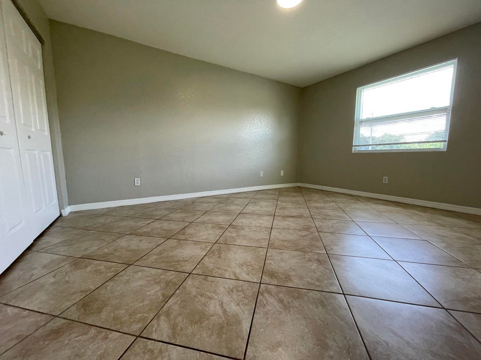 出租: $1,900 (4 贝兹, 2 浴室, 2700 平方英尺)