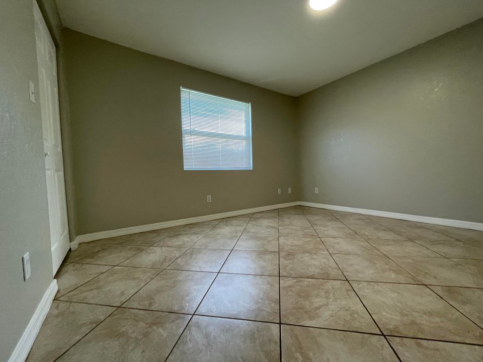 出租: $1,900 (4 贝兹, 2 浴室, 2700 平方英尺)